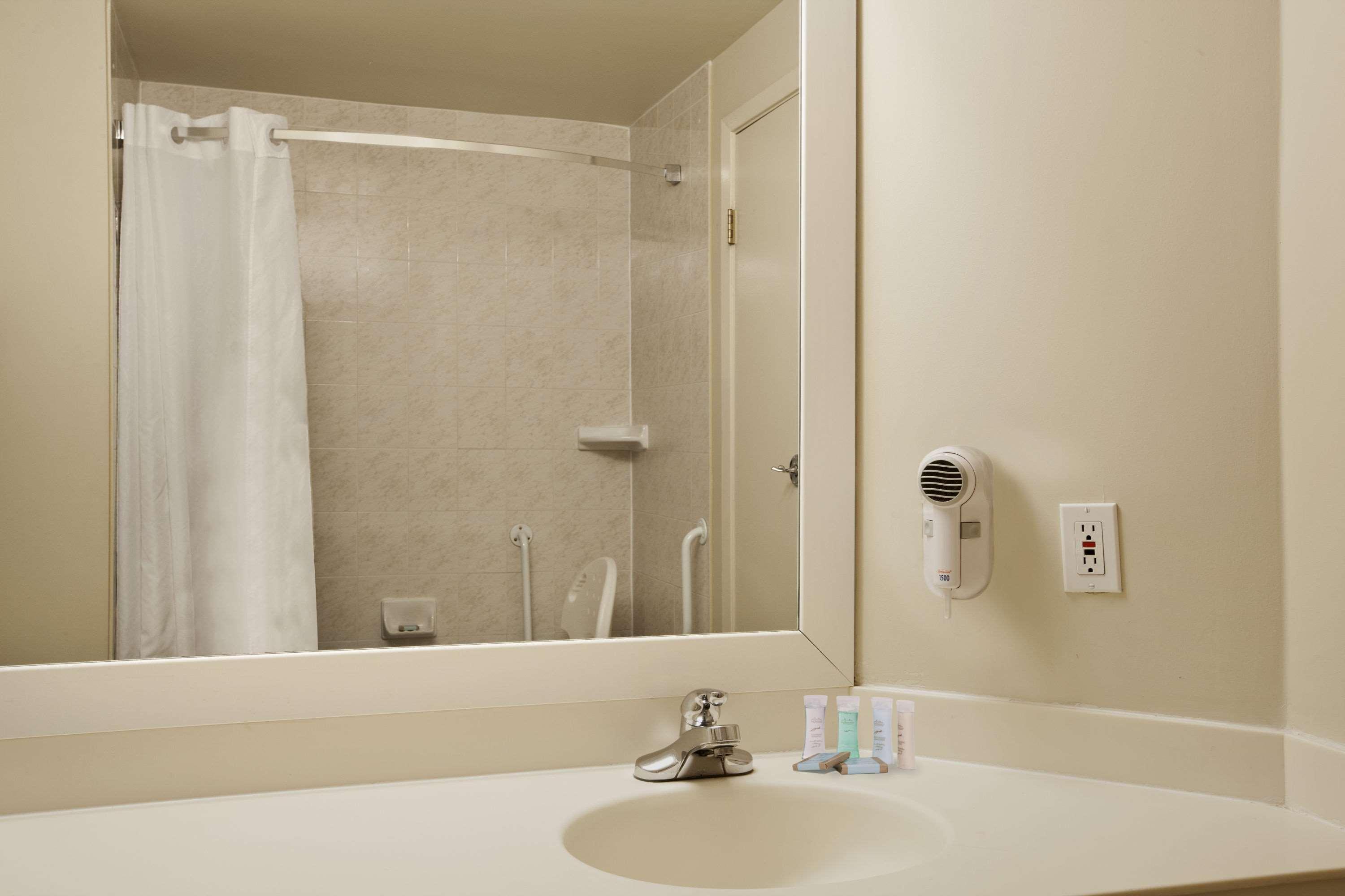 Travelodge By Wyndham Ottawa West מראה חיצוני תמונה