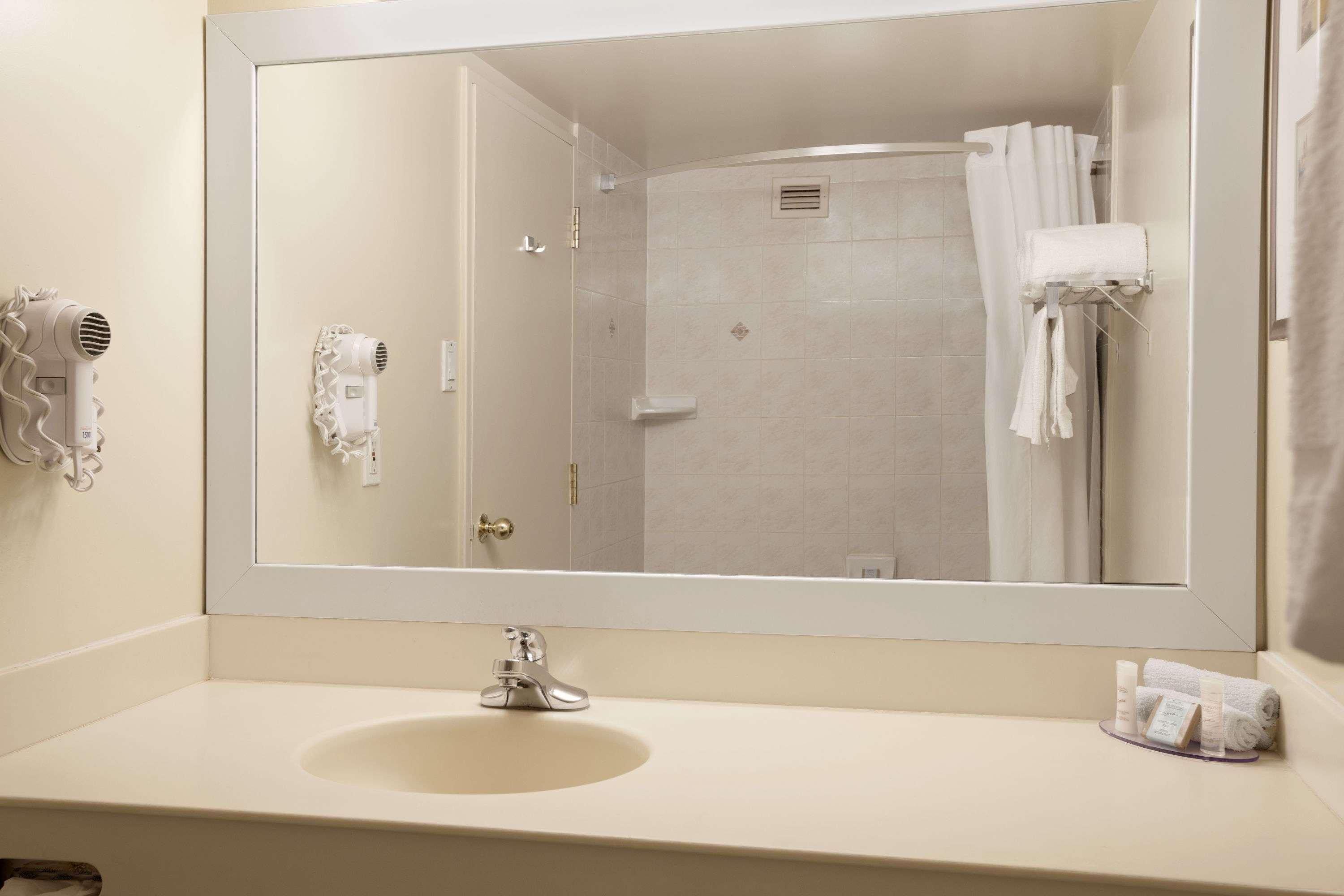 Travelodge By Wyndham Ottawa West מראה חיצוני תמונה