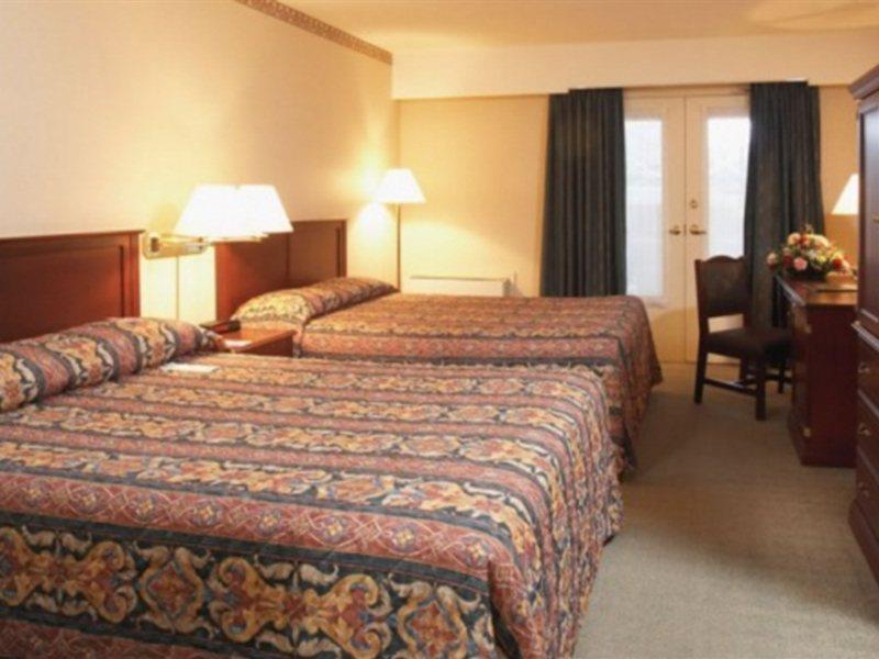 Travelodge By Wyndham Ottawa West מראה חיצוני תמונה