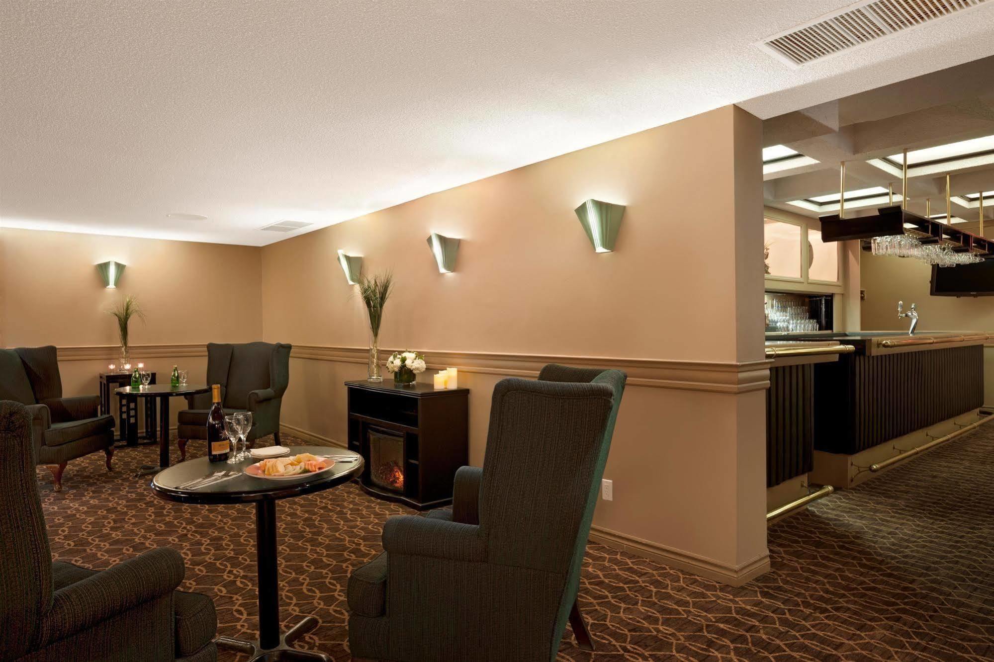 Travelodge By Wyndham Ottawa West מראה חיצוני תמונה