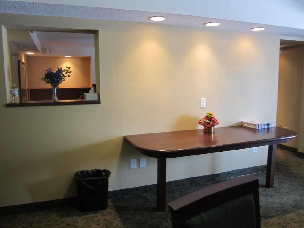 Travelodge By Wyndham Ottawa West מראה חיצוני תמונה