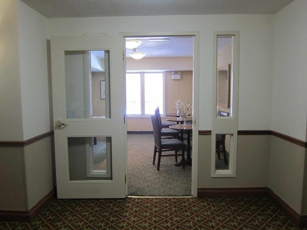 Travelodge By Wyndham Ottawa West מראה חיצוני תמונה