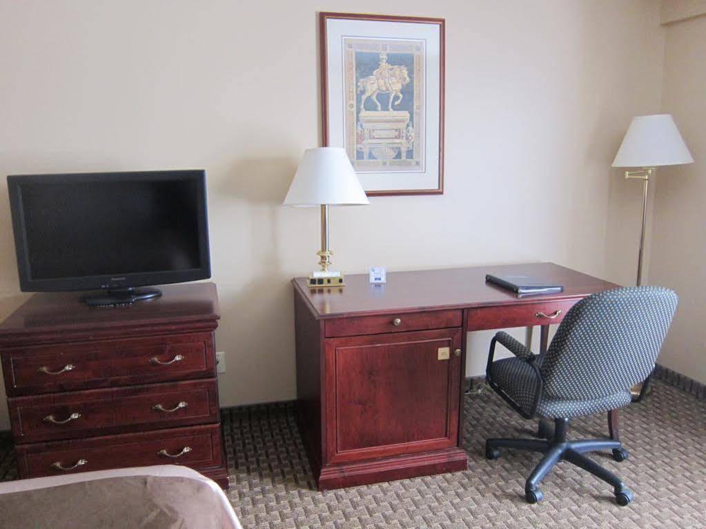 Travelodge By Wyndham Ottawa West מראה חיצוני תמונה